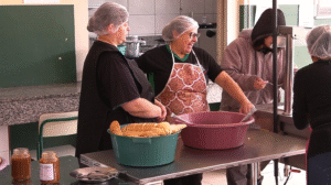 Merendeiras são homenageadas por dedicação nas escolas