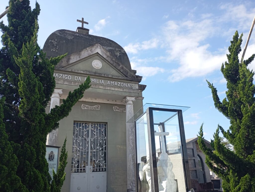 Cemitério de União da Vitória revela arte centenária