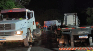 Acidente com carretas mata motorista na BR-476