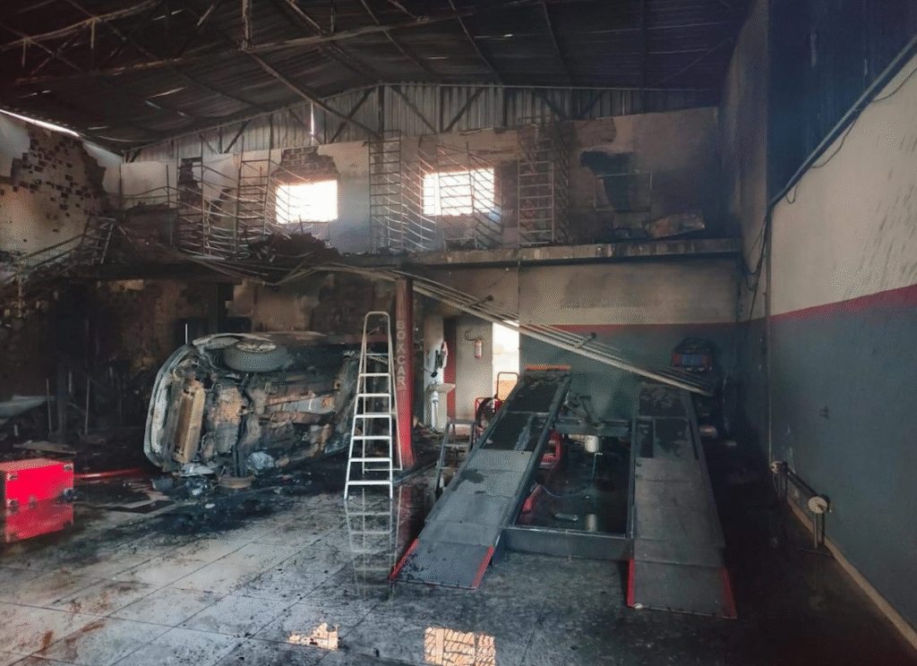 Incêndio destrói oficina mecânica em Canoinhas
