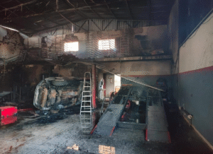 Incêndio destrói oficina mecânica em Canoinhas