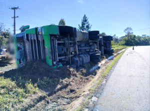 Carreta tomba na BR-153 em União da Vitória