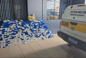 Caminhonete tomba e polícia apreende 631 kg de maconha