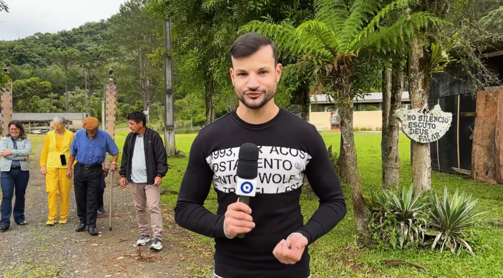 Pai reencontra filho após 10 anos e conhece neta