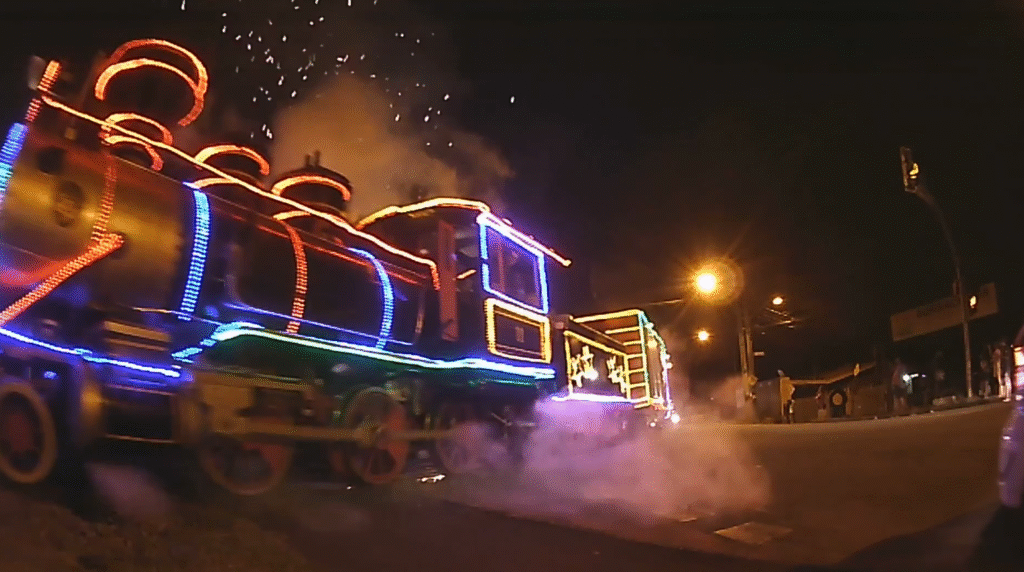 Maria Fumaça iluminada inicia projeto “Rumo ao Natal”