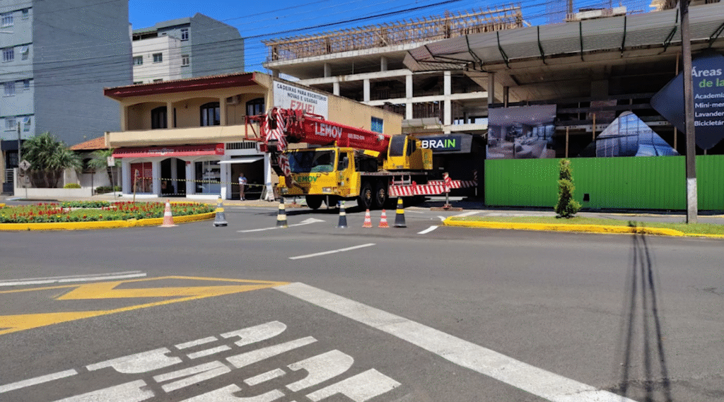Obras interditam trecho da Avenida Getúlio Vargas