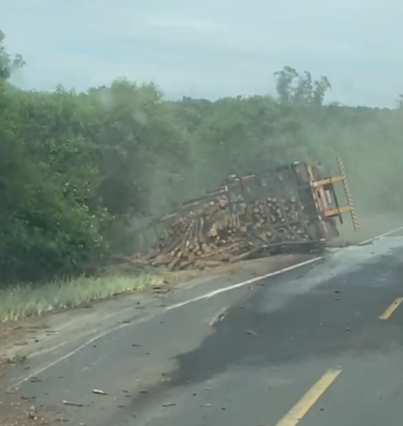Caminhão tomba após direção perigosa na BR-280