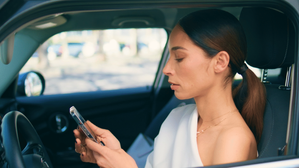 Uso de celular no trânsito gera multas e riscos