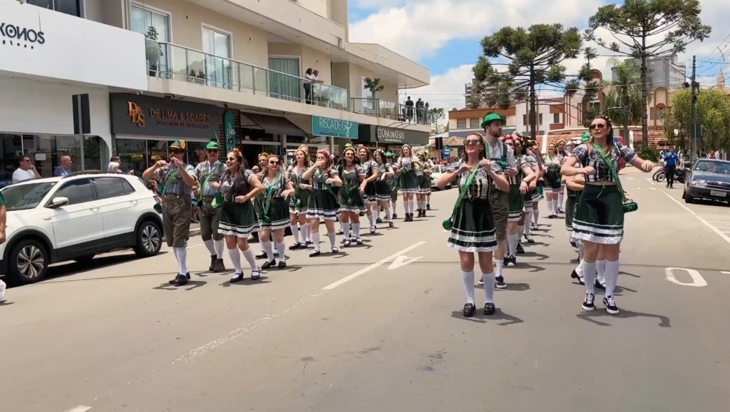 Desfile da 17ª Festa do Steinhaeger e do Xixo encanta público