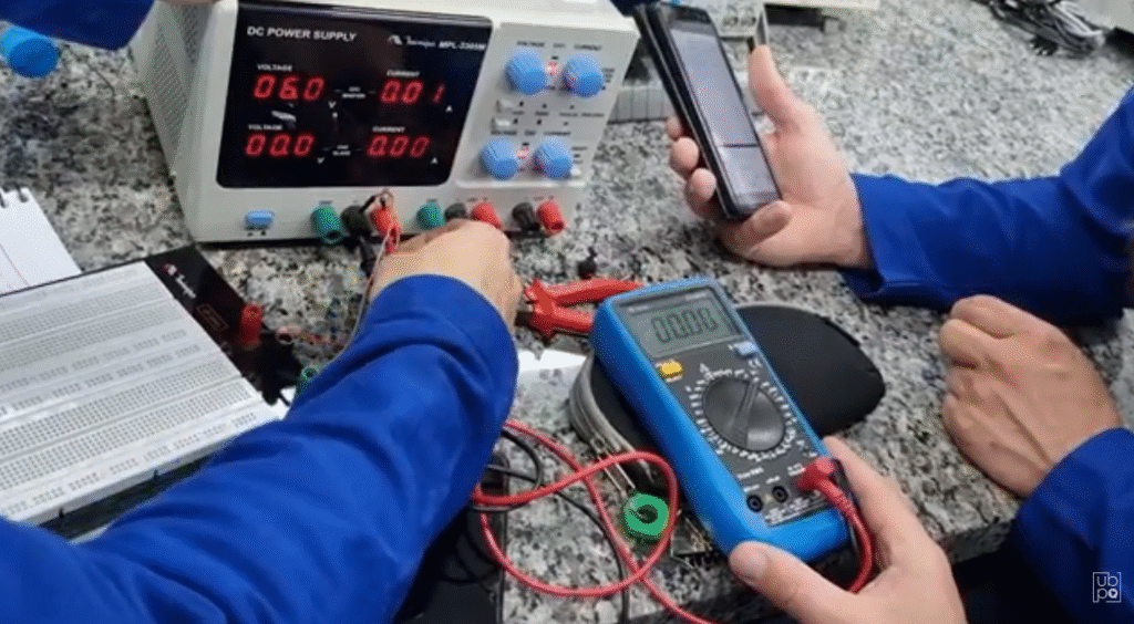 Aula prática ensina medir tensão e corrente elétrica