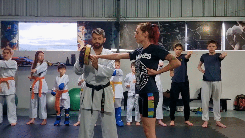 Treino de karatê desafia iniciantes com técnicas básicas