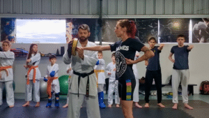 Treino de karatê desafia iniciantes com técnicas básicas