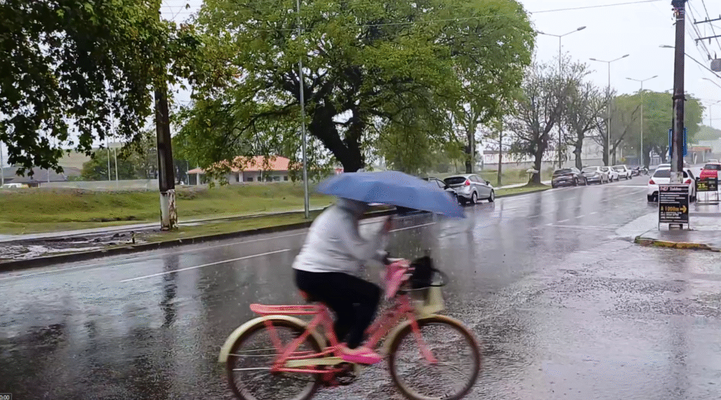 Dias chuvosos podem afetar humor, alerta psicólogo