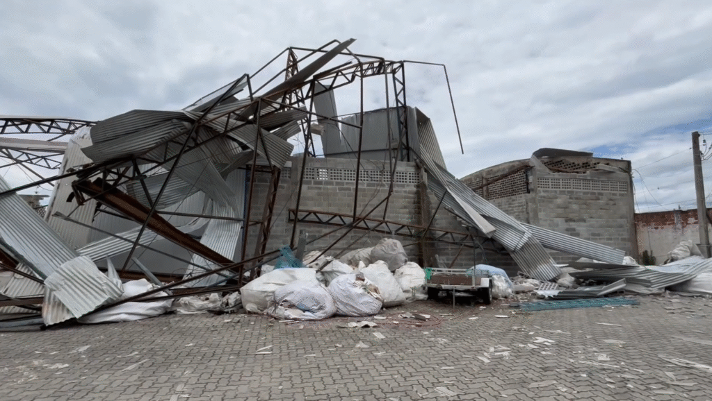 Tornado F2 causa destruição em São José dos Pinhais