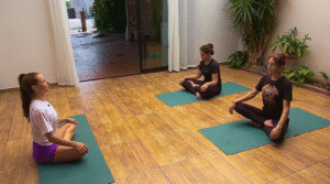 Yoga desafia corpo e mente e ganha novos adeptos