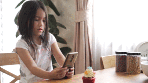 Celular precoce ameaça saúde mental infantil