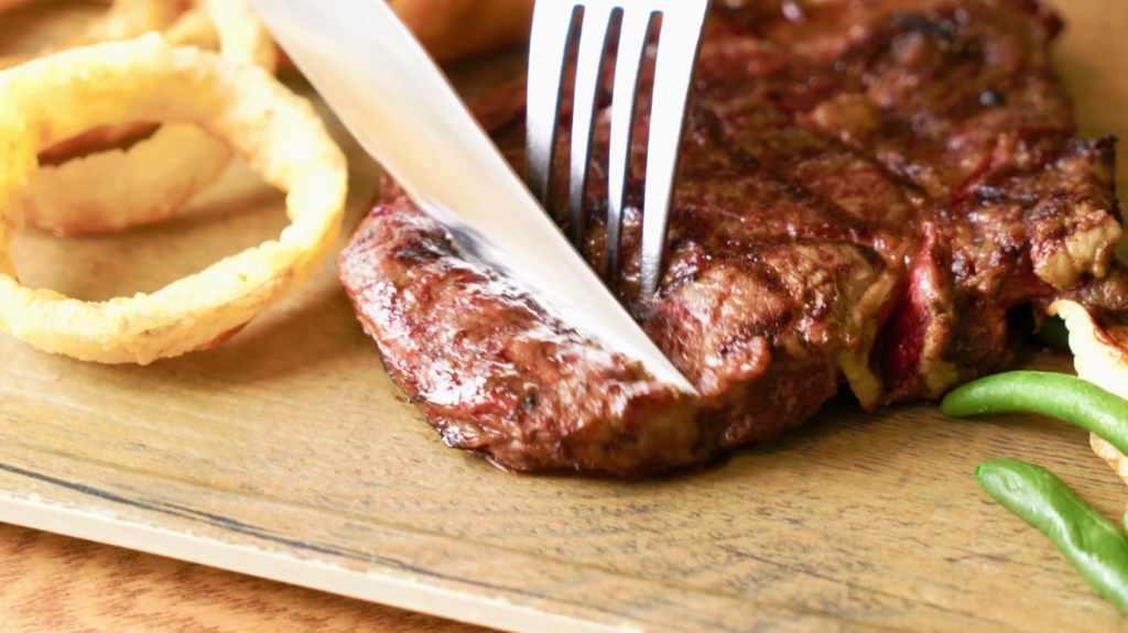 Dieta carnívora: moda nas redes, alerta da ciência