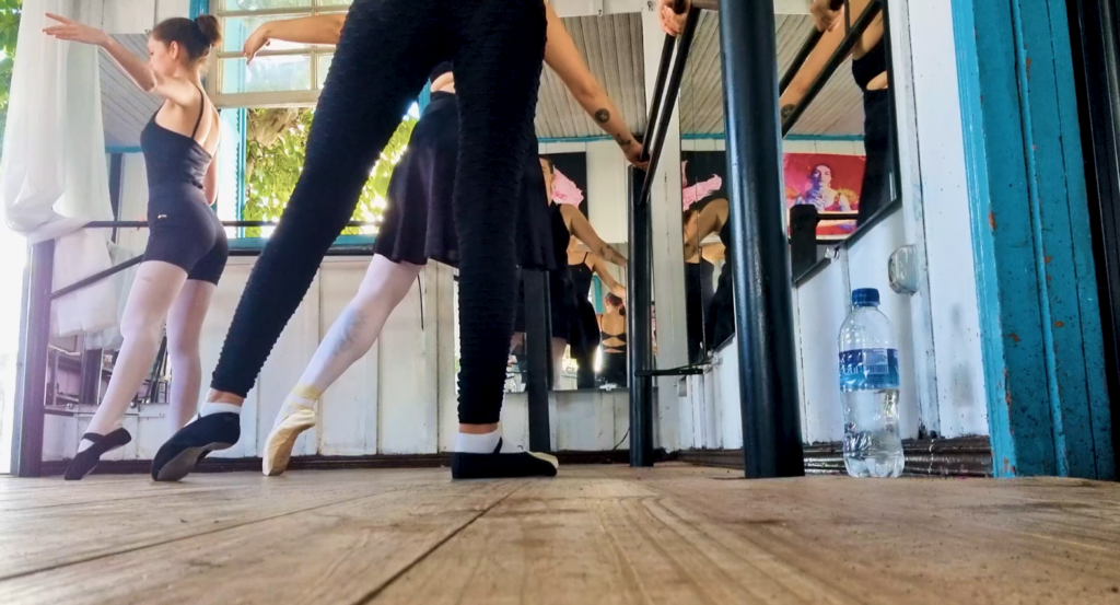 Ballet desafia com técnica e disciplina