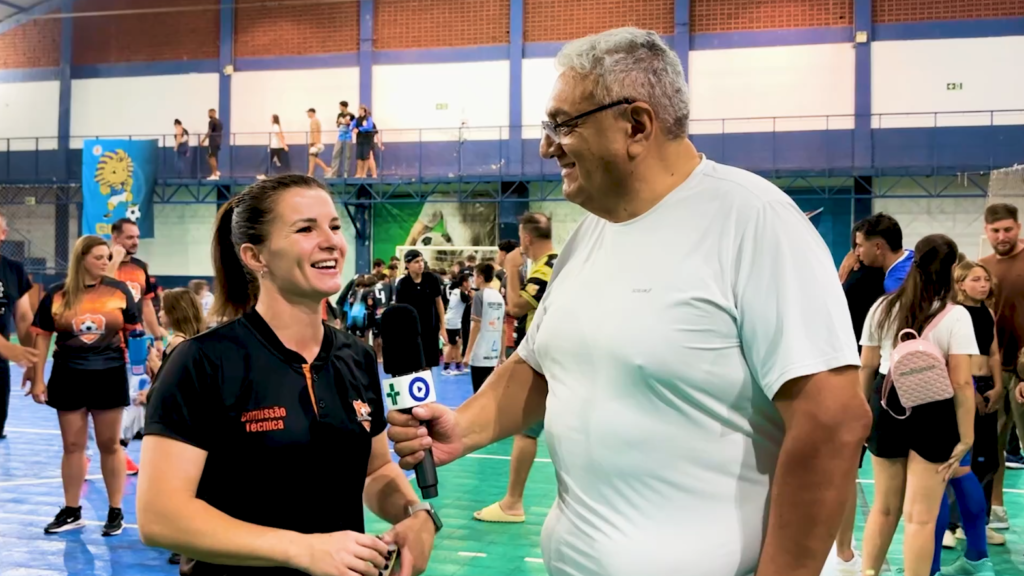 Vitória no fim e críticas à arbitragem marcam estreia