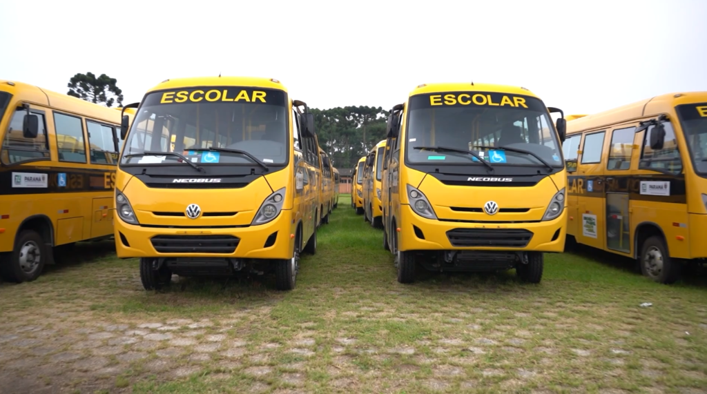 Paraná entrega 687 ônibus escolares em ação histórica