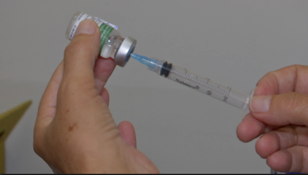 Vacinação contra gripe começa em meio a alta de casos