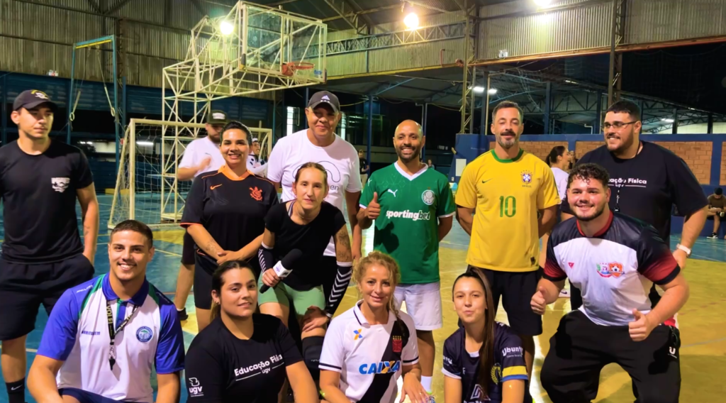 Professores vencem alunos em duelo de vôlei