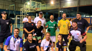 Professores vencem alunos em duelo de vôlei