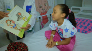 Contação de histórias leva alívio a crianças hospitalizadas