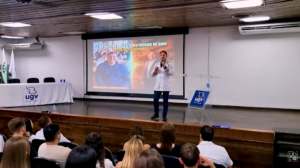 Egressos inspiram na aula inaugural da UGV