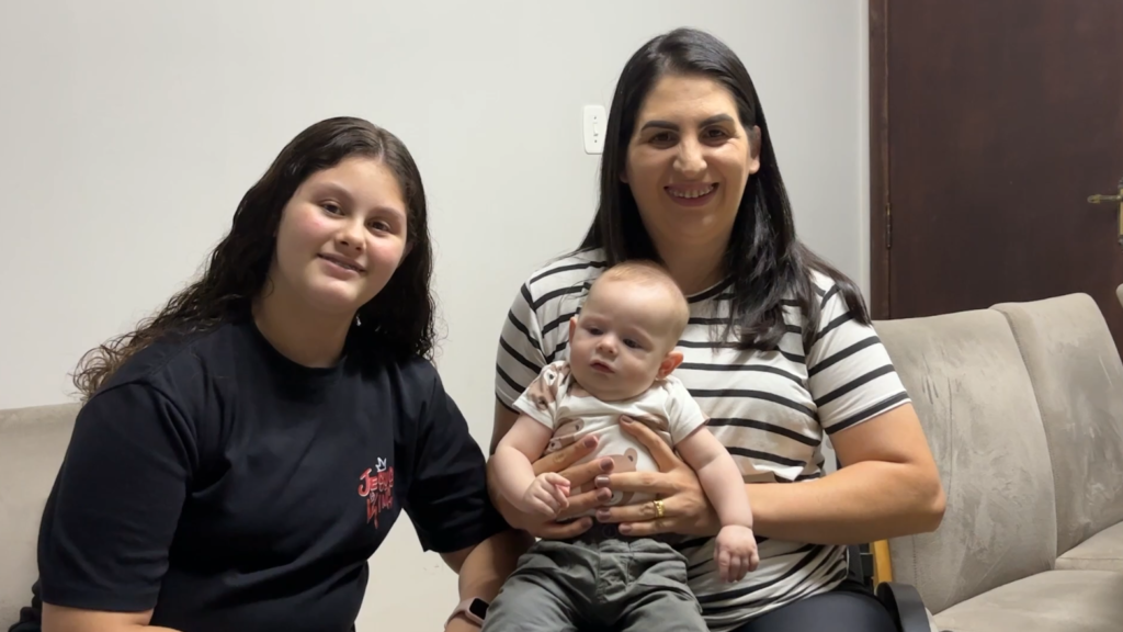 Mãe cadeirante vence desafios e celebra maternidade