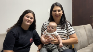 Mãe cadeirante vence desafios e celebra maternidade
