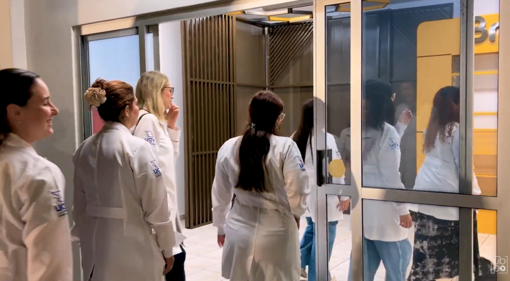 Biomedicina explora análises de alimentos em visita