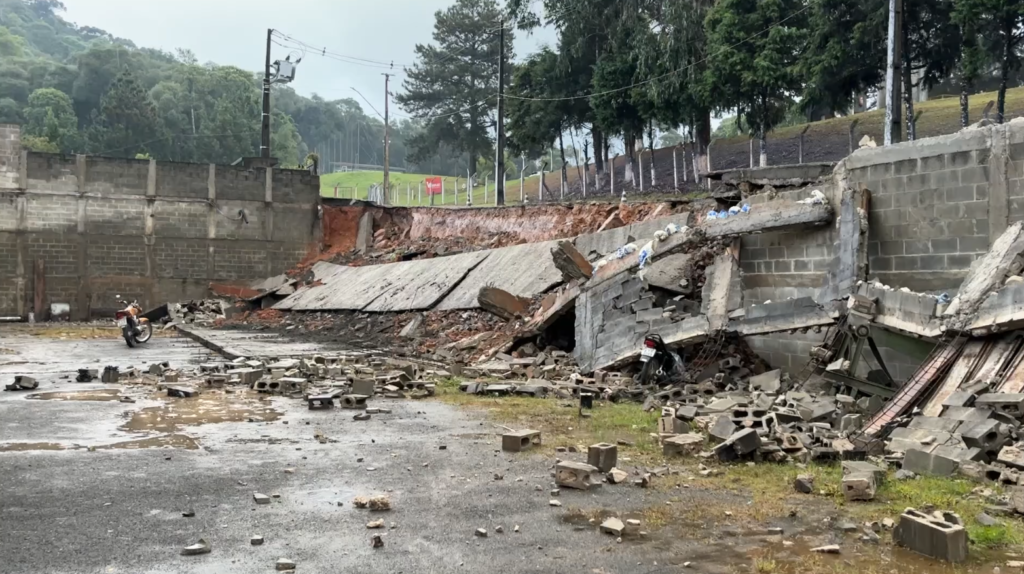 Asfalto cede após chuva e atinge empresa em União da Vitória