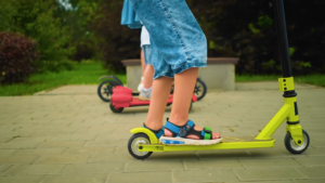 Patinete impulsiona equilíbrio e confiança infantil
