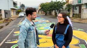 Moradores decoram rua e unem crianças na Copa