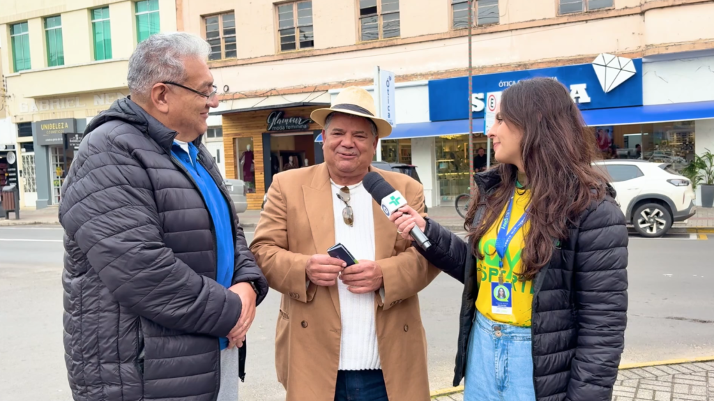Moradores avaliam Copa com cartões amarelos e vermelhos