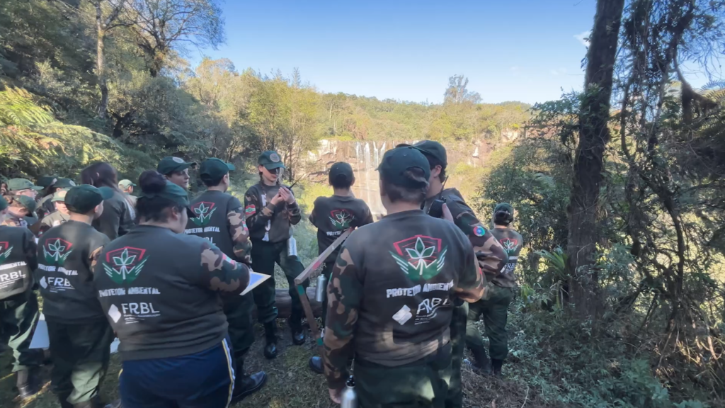 Polícia Ambiental ensina ecologia em aula de campo