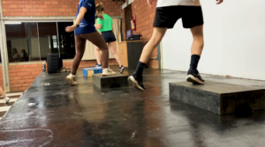 Aula de Step alia música e condicionamento físico