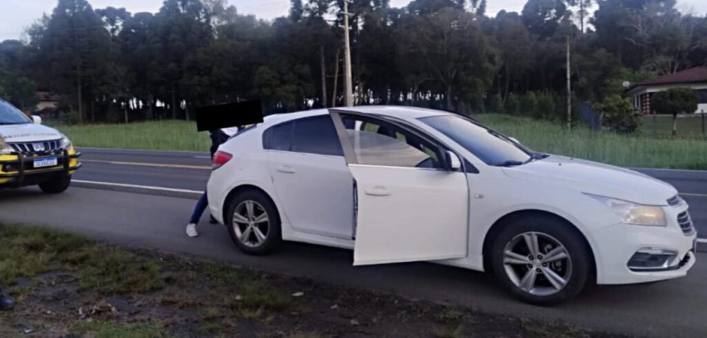PM recupera carro roubado e prende suspeito em rodovia